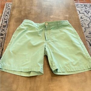 Vineyard vine mens light green shorts